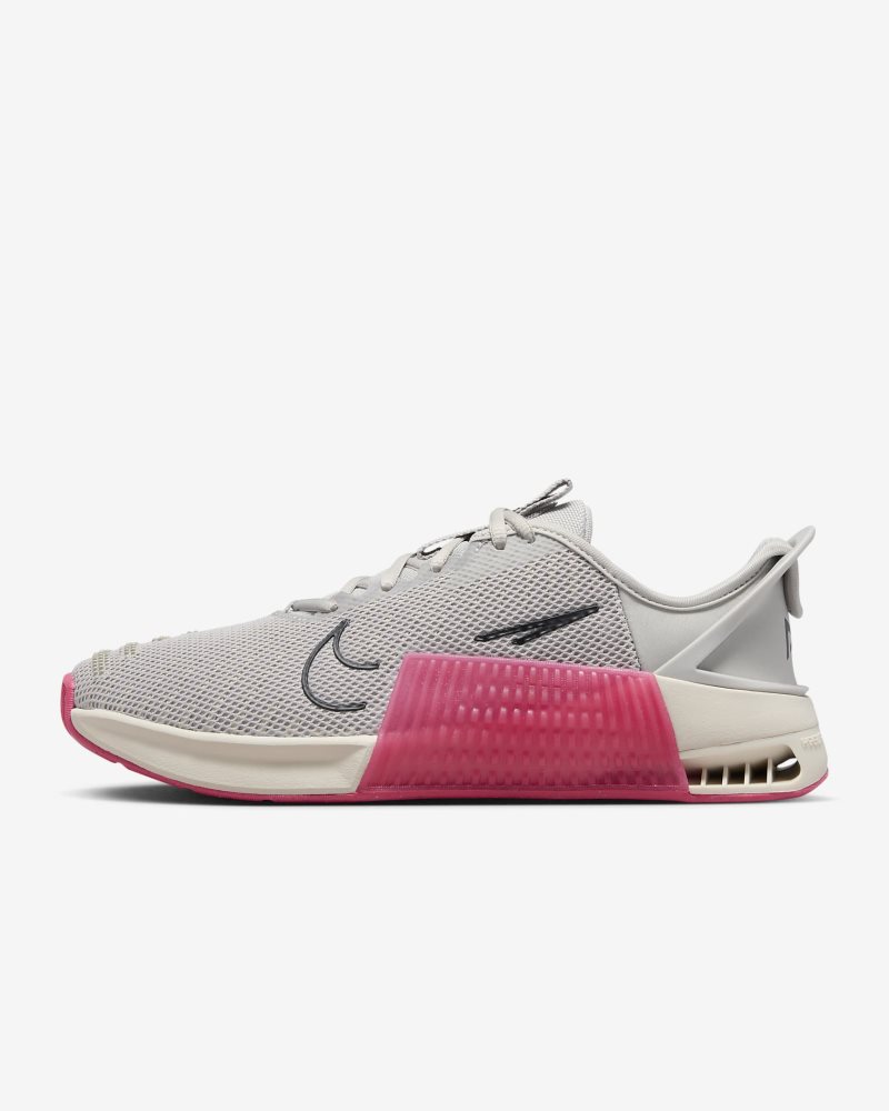 Nike Metcon 9 EasyOn Helles Eisenerz/Helles Erzholzbraun/Aster Pink/Schwarz